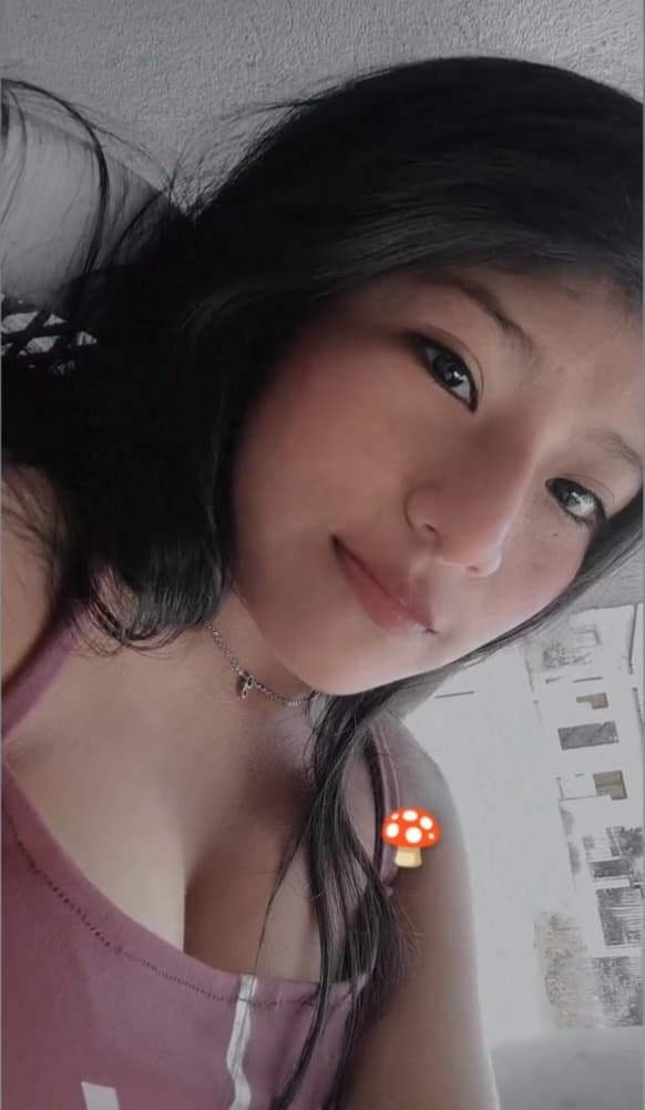 Miren esta perrita, escríbanle, yo tengo sus nu des