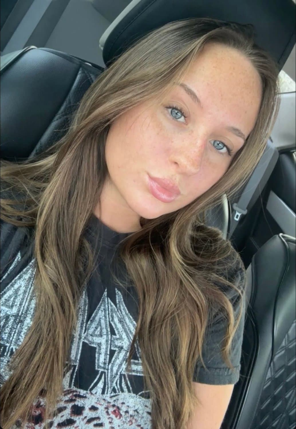 Sexy blue eyes Madi.  It would be so nice to bust a nut all over that pretty face.