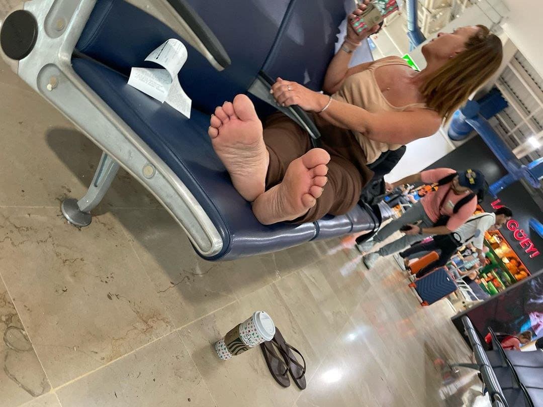 Public barefoot Creeping