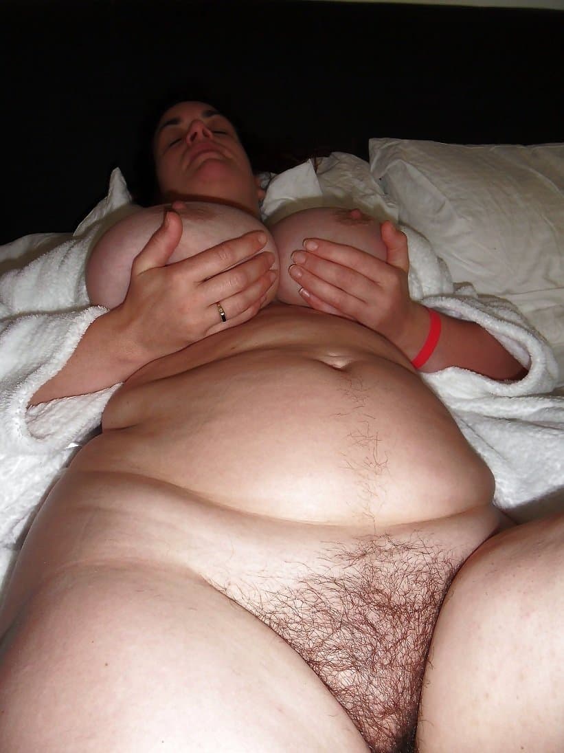 Click to view full size Sam S from Lancashire shows her fat wife body and gets a facial