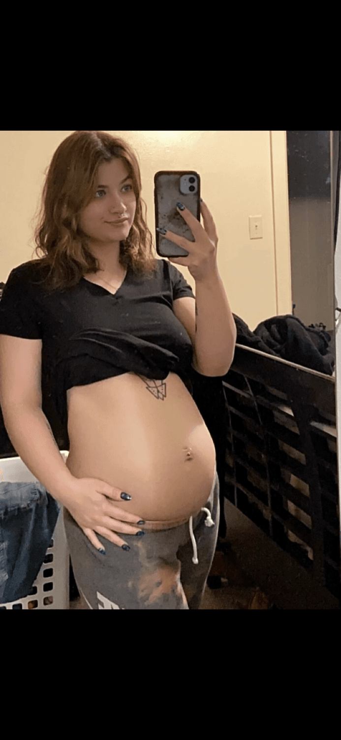 Click to view full size Brenna from Michigan naked with baby in belly