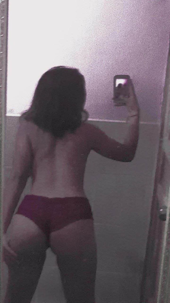 Mamacita rica tomándose fotos ?