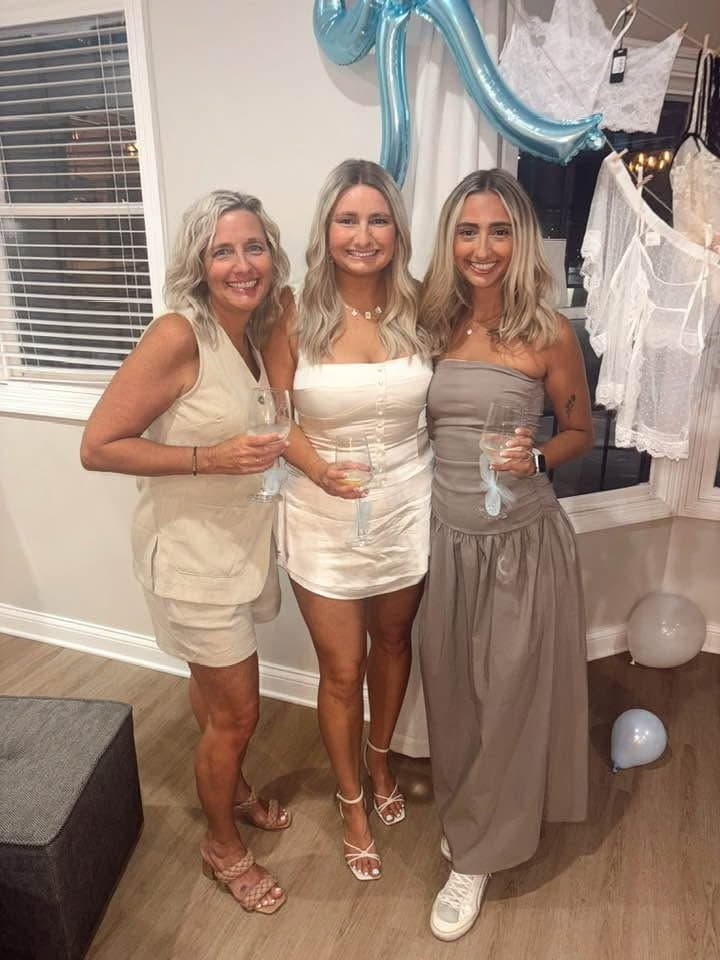 Would you rather fuck this hot milf or he hot college daughter? Repost Milf Like Daughter