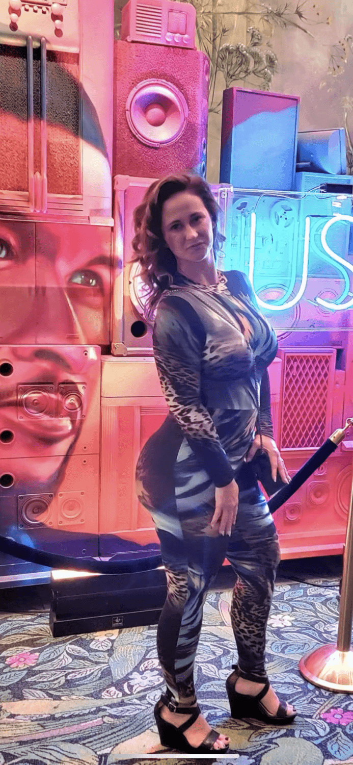 Curvy TikTok milf Julie Vaughn