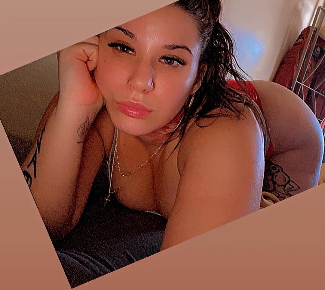 PAWG SHAKE THAT ASS IN PUBLIC