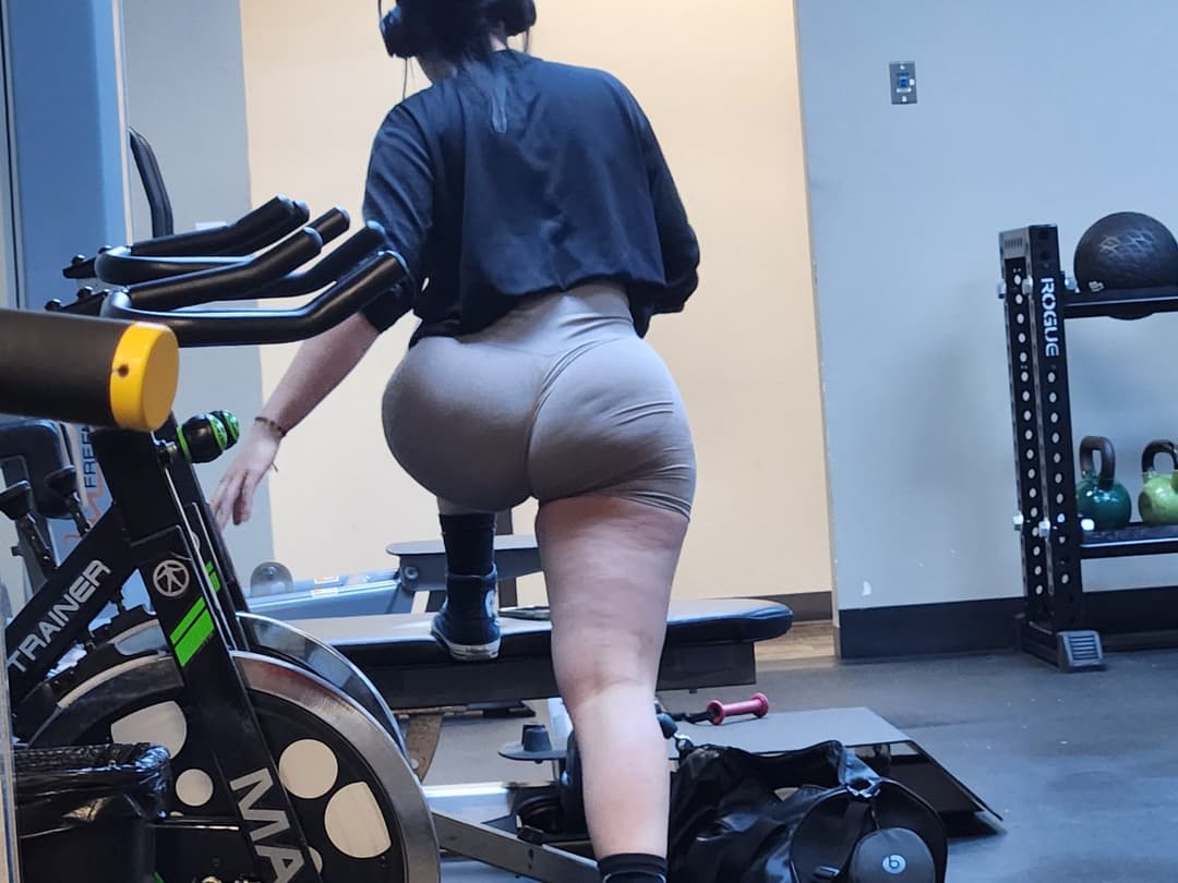 Creepshot baddie at the gym nude shorts