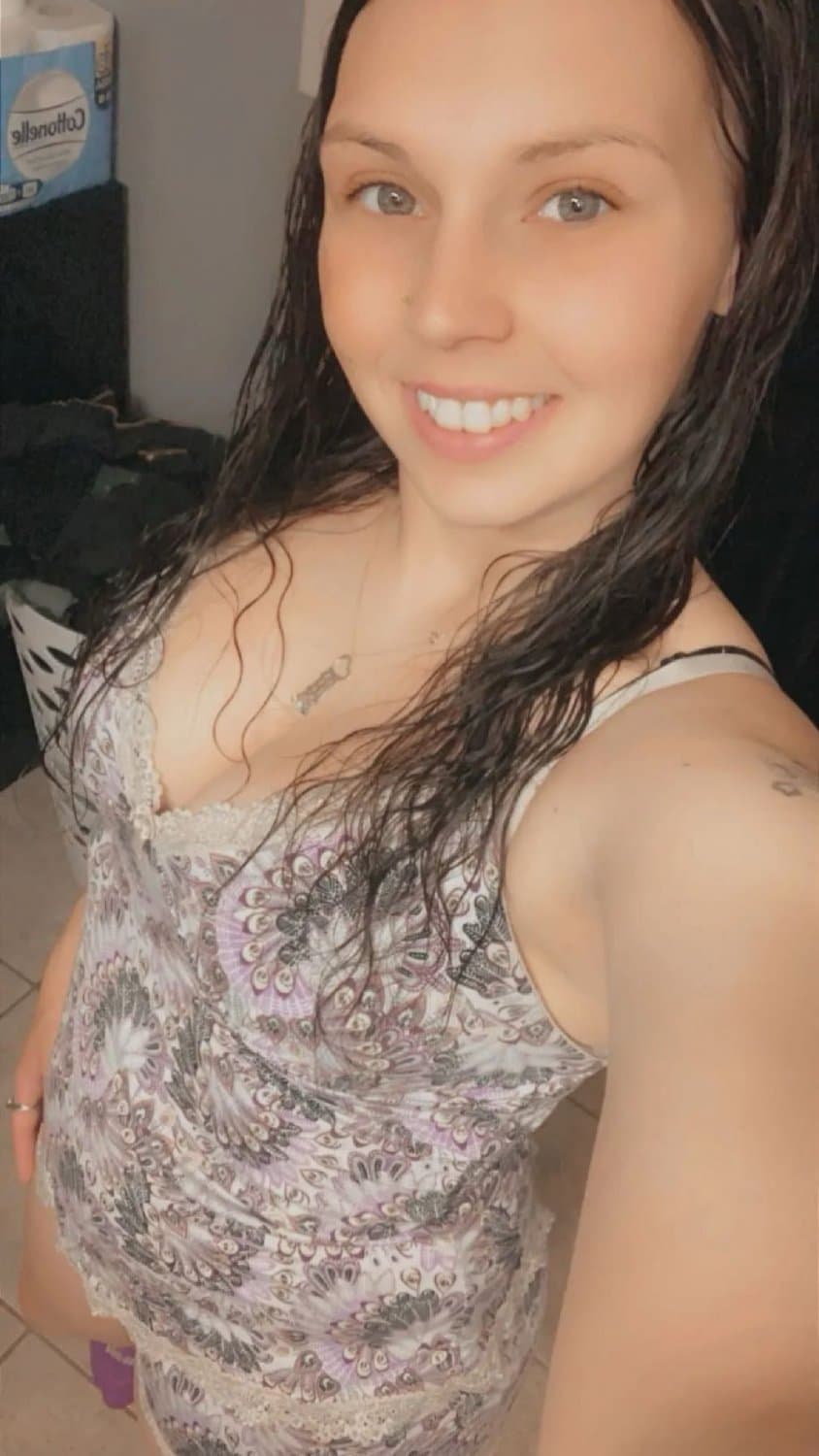 This white bitch got some GOOD WET PHAT PUSSY