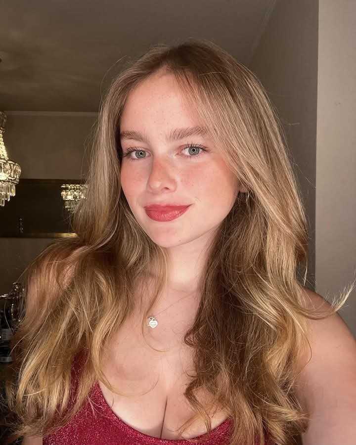 La puta tetona de Giulia, esta recien desbloqueada con 18?lista para recibir una cogida brutal