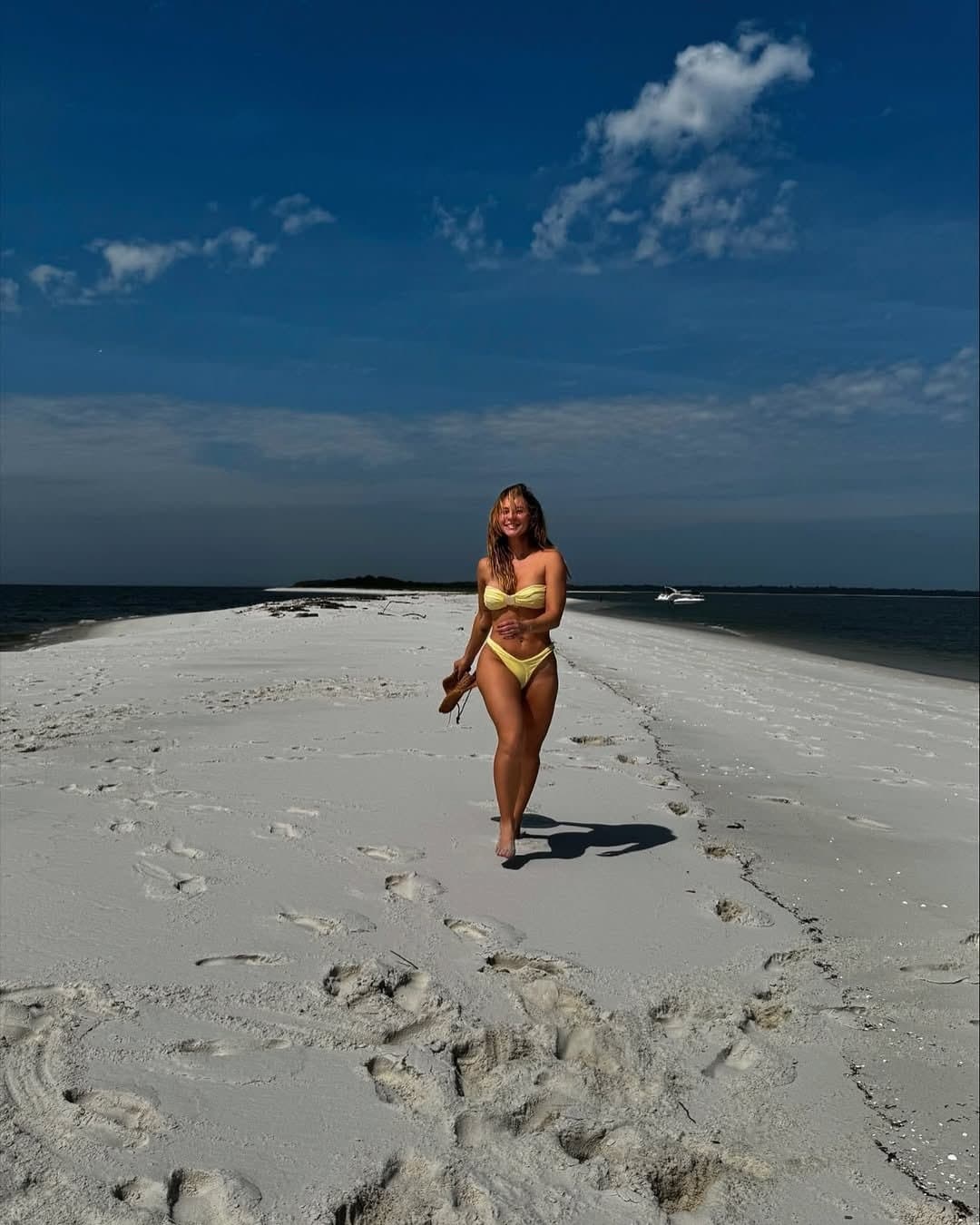 Paola na praia...Paola Oliveira delicia , fofa e linda