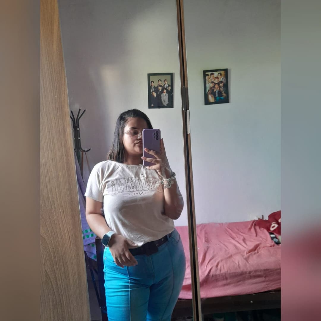 Se escondeu atrás da cama e me mandou vídeo da buceta