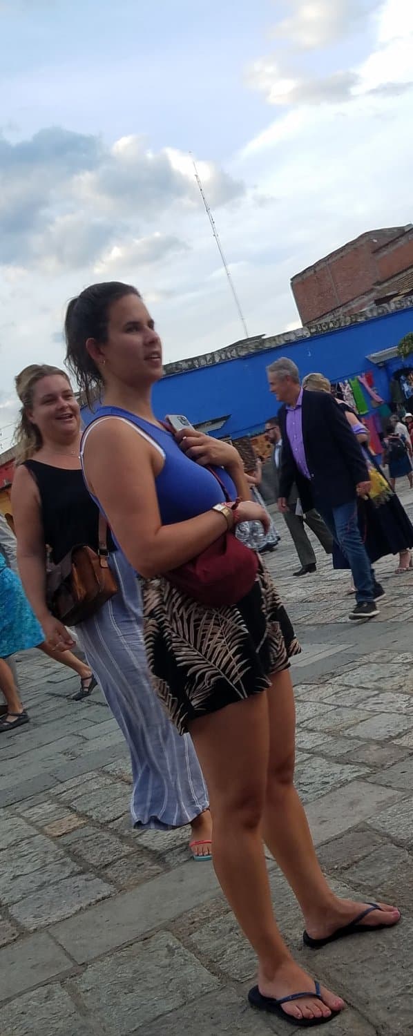 Thick legs, big hips, pretty feet and toes (cute girl in shorts)