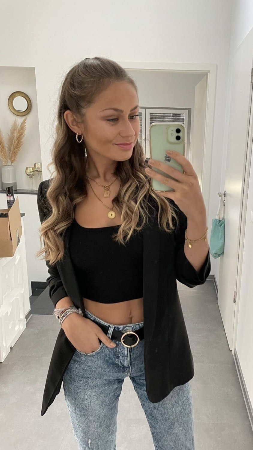 Click to view full size Annika die geile schlampe, dreckige Hure geht Ehemann fremd und macht die Beine für Ausländer breit