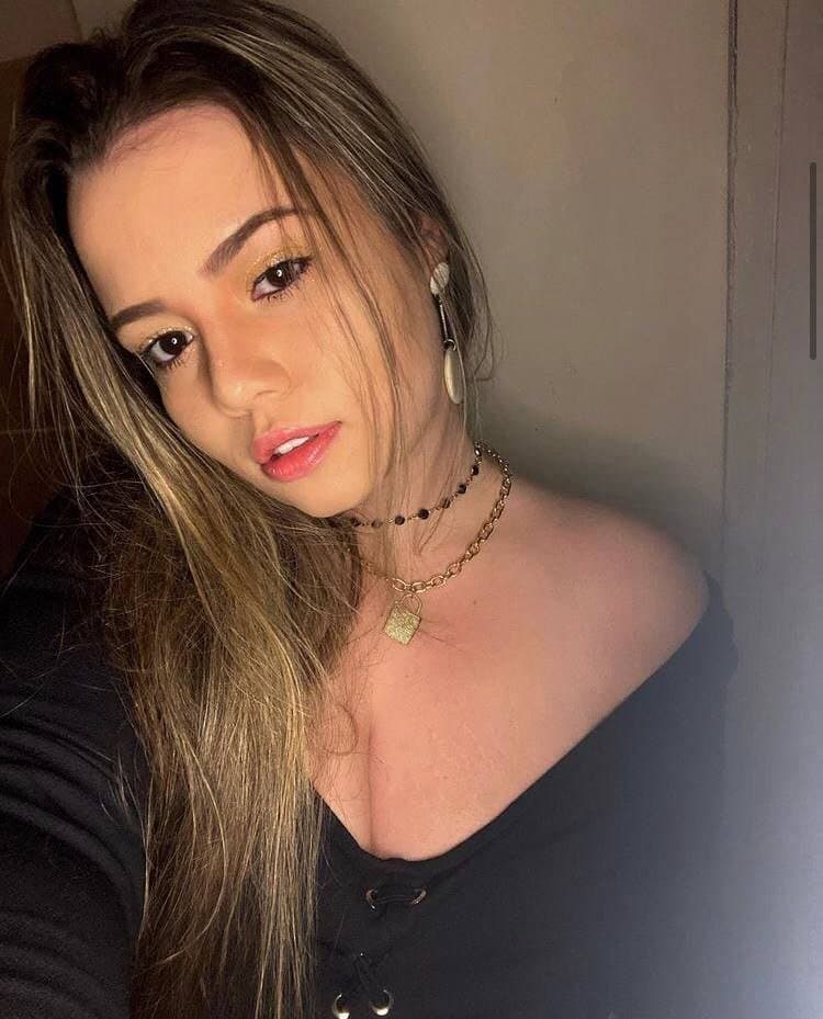 Loirinha branquinha putinha vazada pagando boquete babado puta vadia sensual magrinha delícia