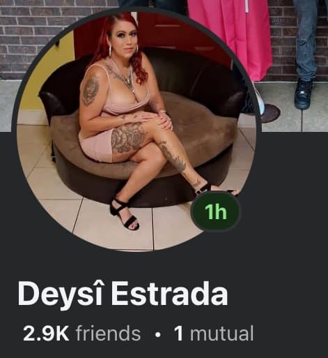 Latina milf rubs her pussy on video chat Caliente Madura quemada por video chat