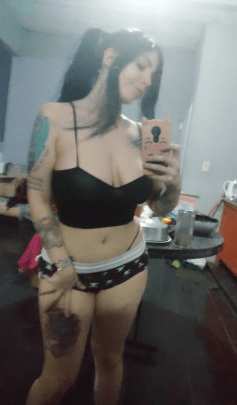 AYUDA! HELP! ALGUIEN TIENE MATERIAL SIN CENSURA DE ELLA?