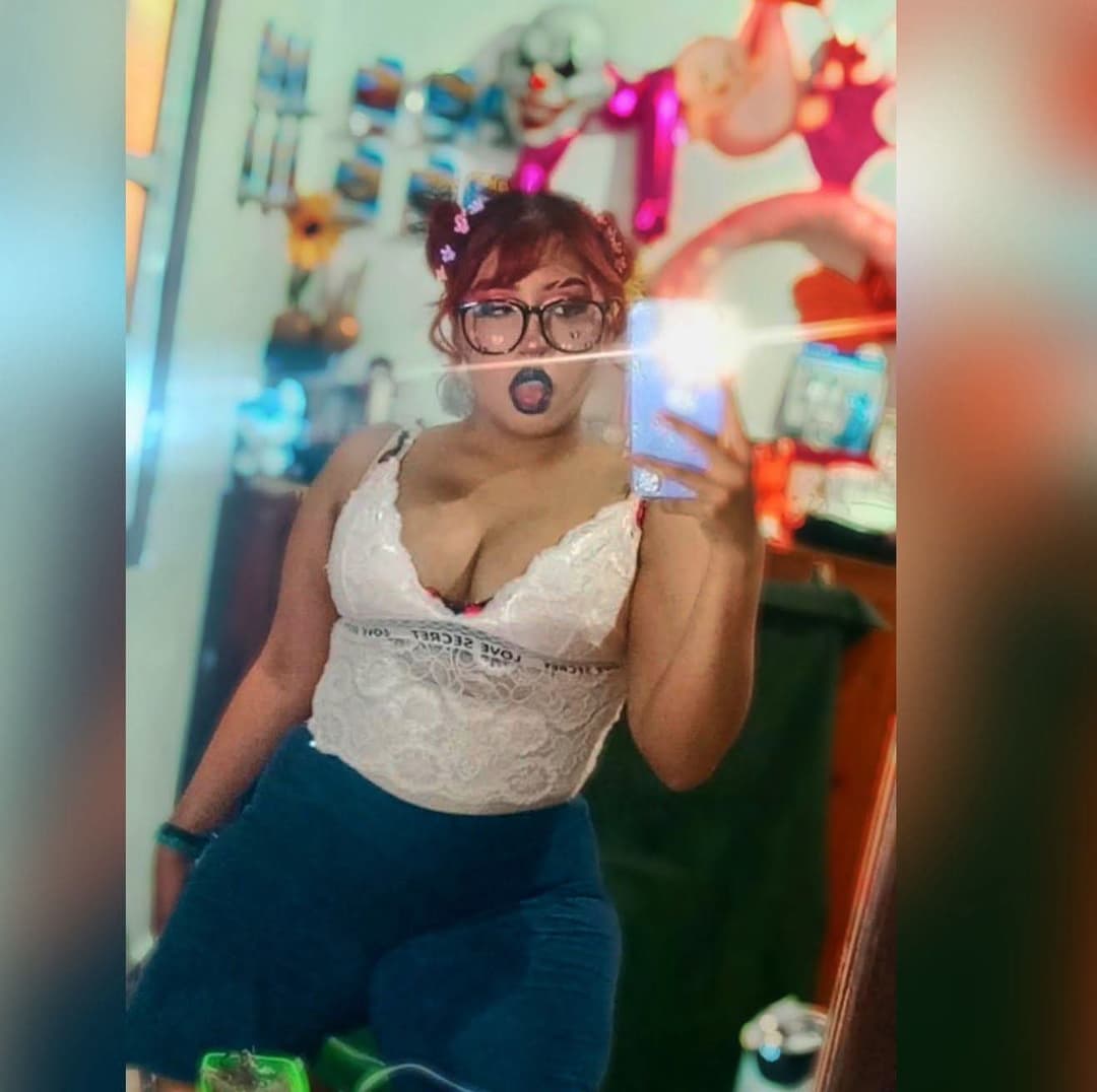 Morena caliente tetona