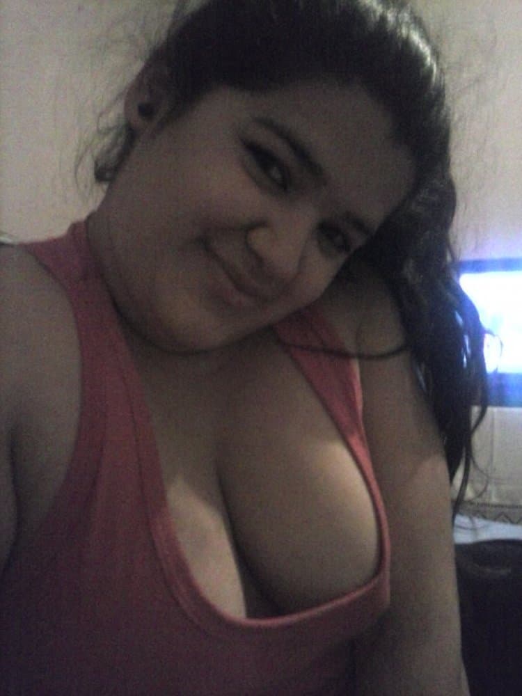 Click to view full size Cin mostrando las tetas