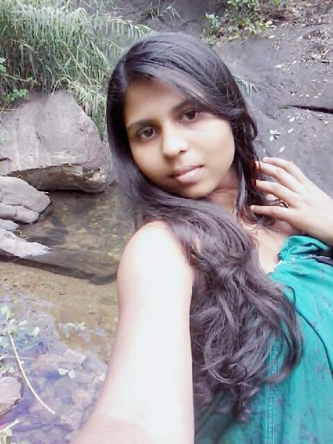 Sri Lankan sexy girl loves to show her sexy body