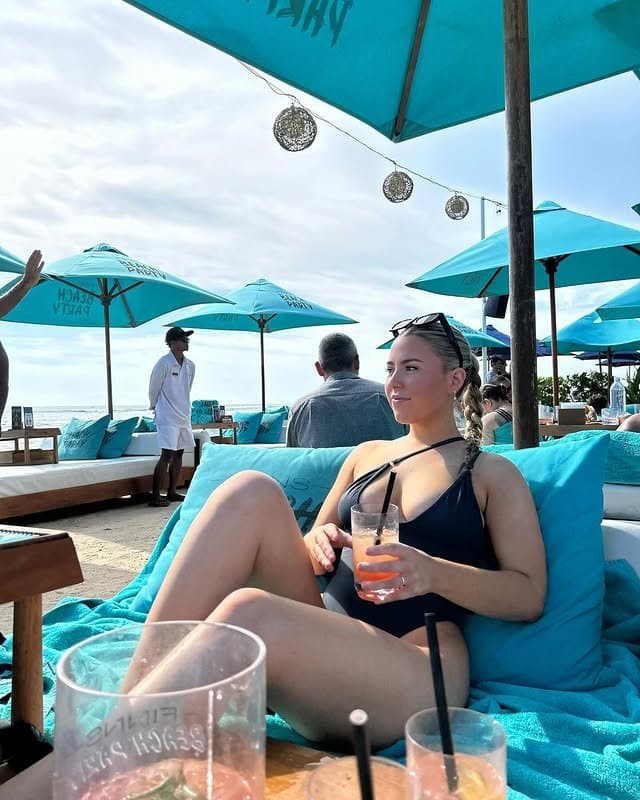 Sexy busty blonde teen Ashlyn