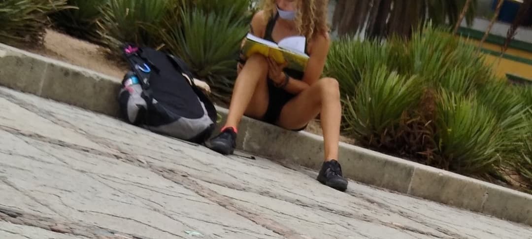 Click to view full size Bare legs cartoonist