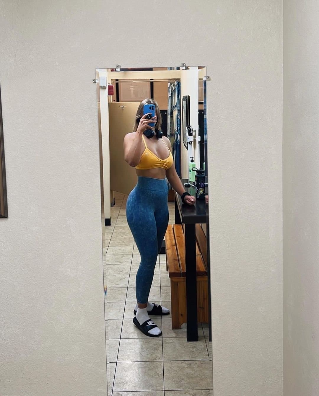 Thick Latina vs. Thick white girl pick