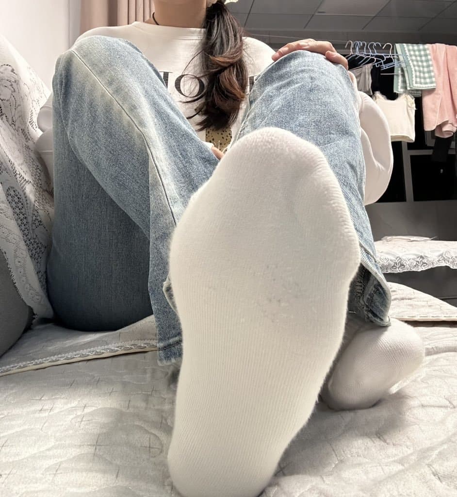 Asian feet / shoes & socks