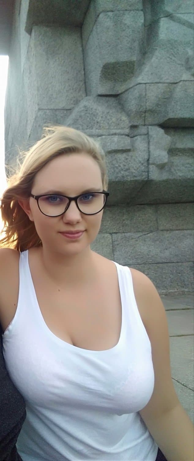 Cute foreigner Karolinka and her bangin natural curves! ?