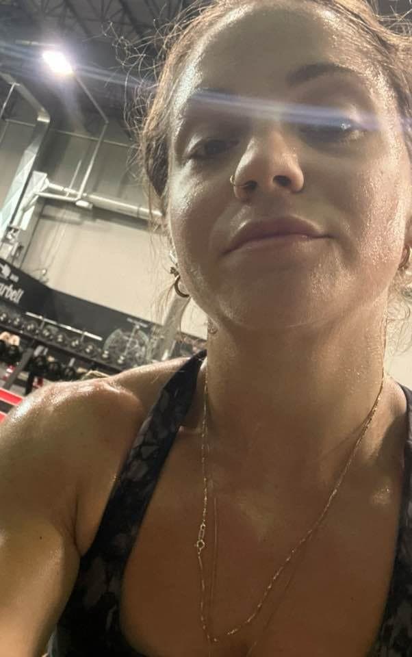 Sexy KIK slut shows off her fit body