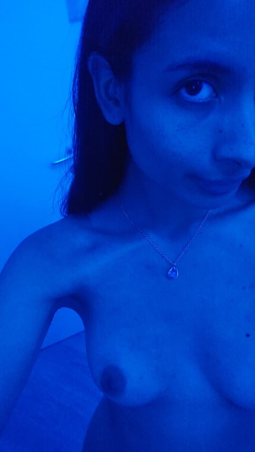 My special and Favorite Color ???? That Necklace Is fucking beaitiful??