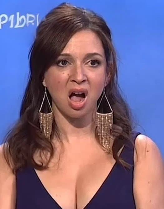 Exotic biracial natural beauty  Maya Rudolph is an absolute stunner. Sexy freckles and sexy tits
