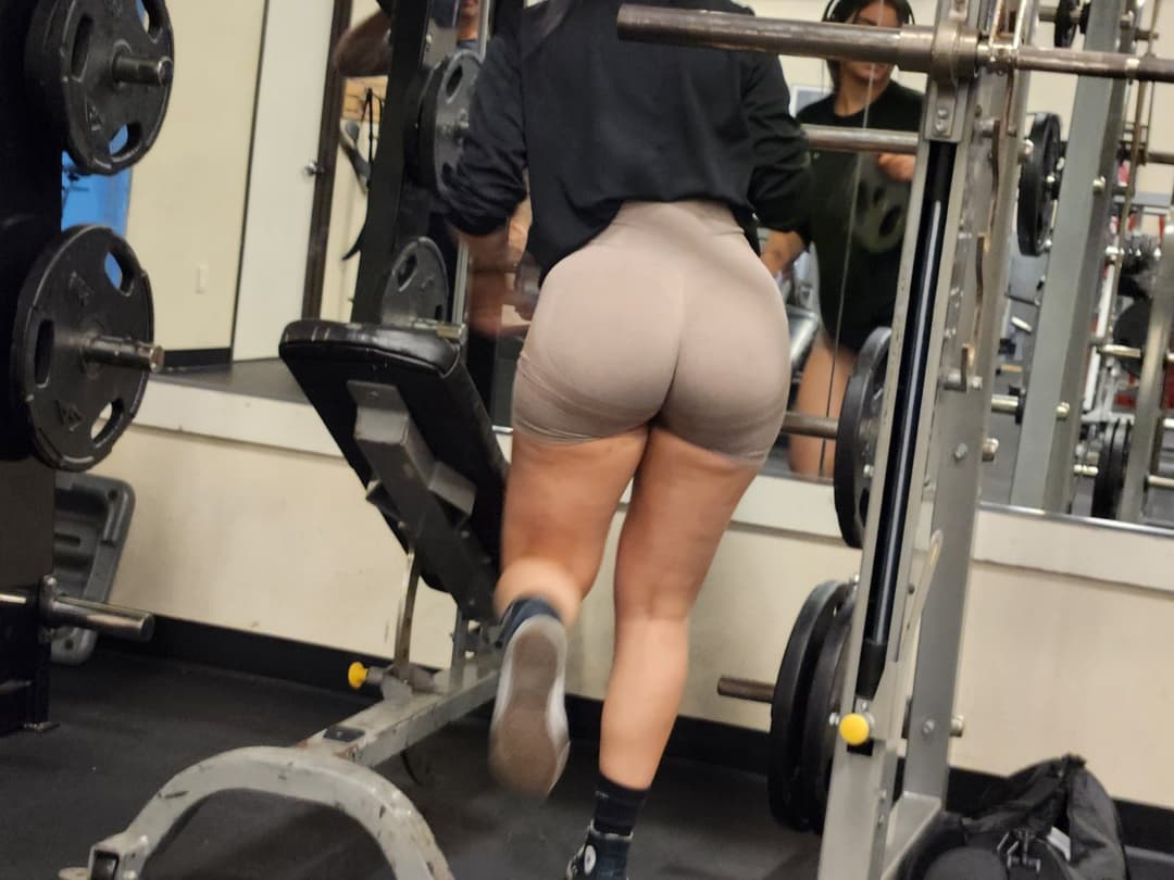 Creepshot baddie at the gym nude shorts