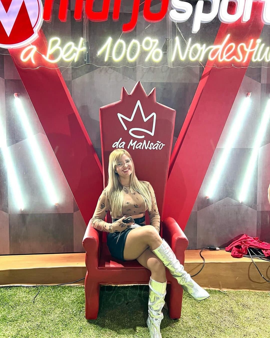 Marido da Rafinha fala que todos bate punheta para ela olha a risadinha dela que saber disso também