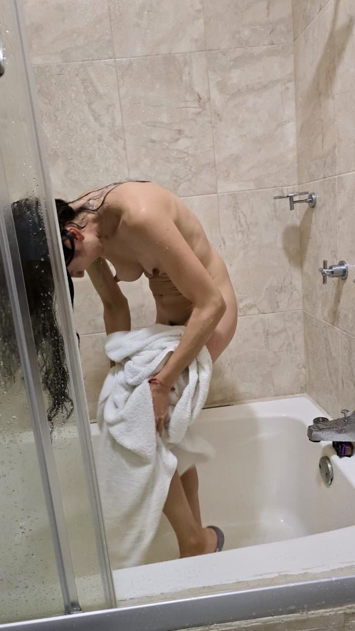 Esposa Puta Mostrando sus tetas y concha peluda