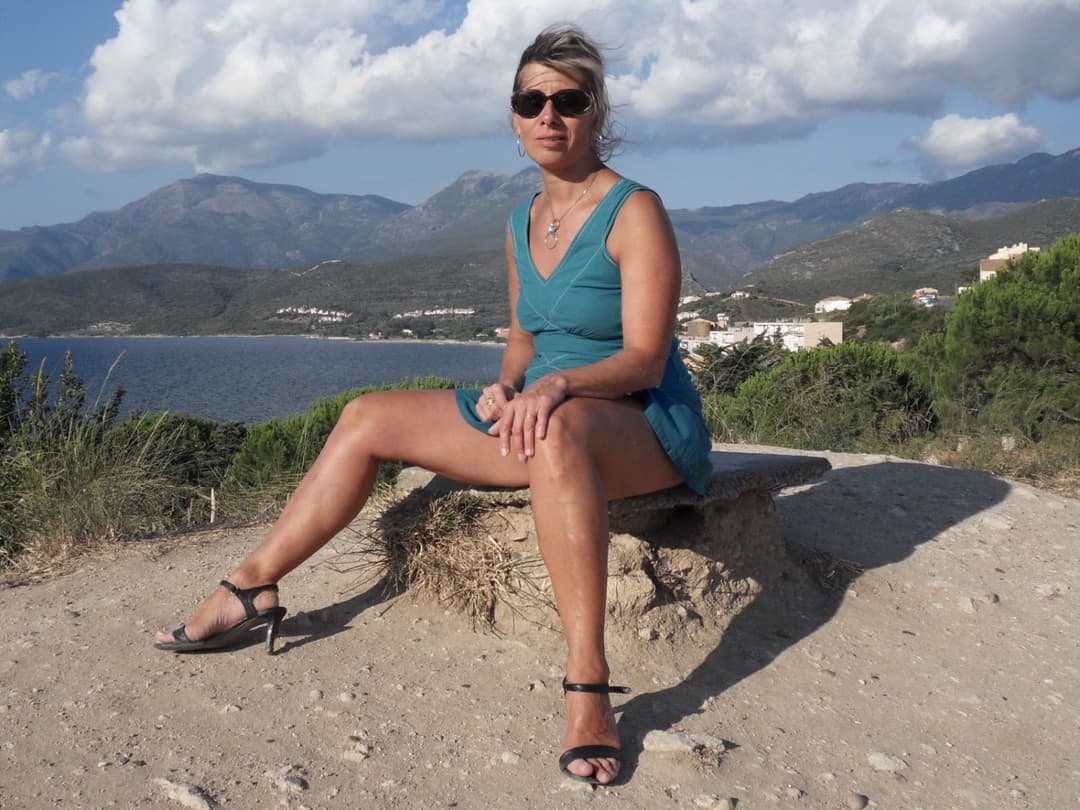 Lisa se promène sans culotte en Corse