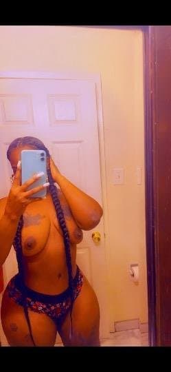 THICK ASS ebony sister making her ass clap