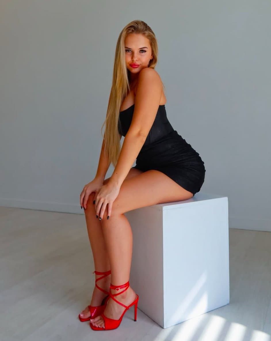 Busty blonde Hooters girl