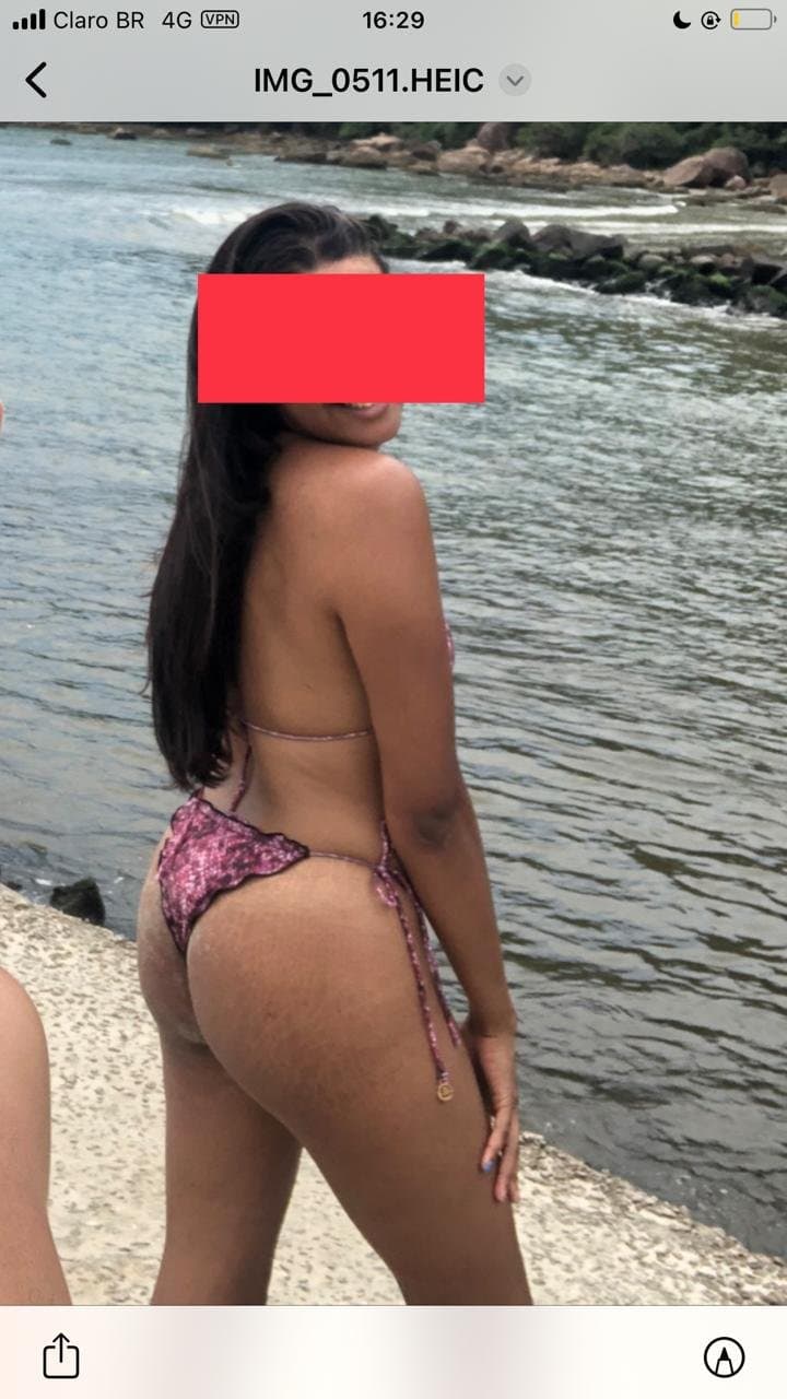 Morena Casada vazada com brinquedo enorme se acabando até gozar puta de corno arrombada