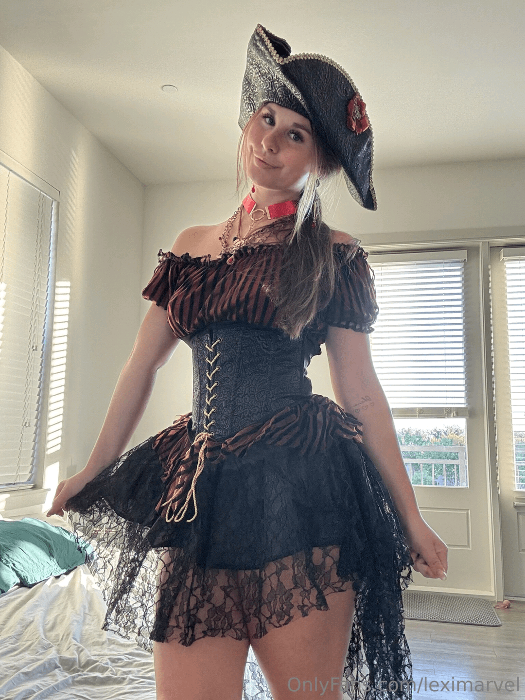 Lexixi te muestra y menea su culote xl