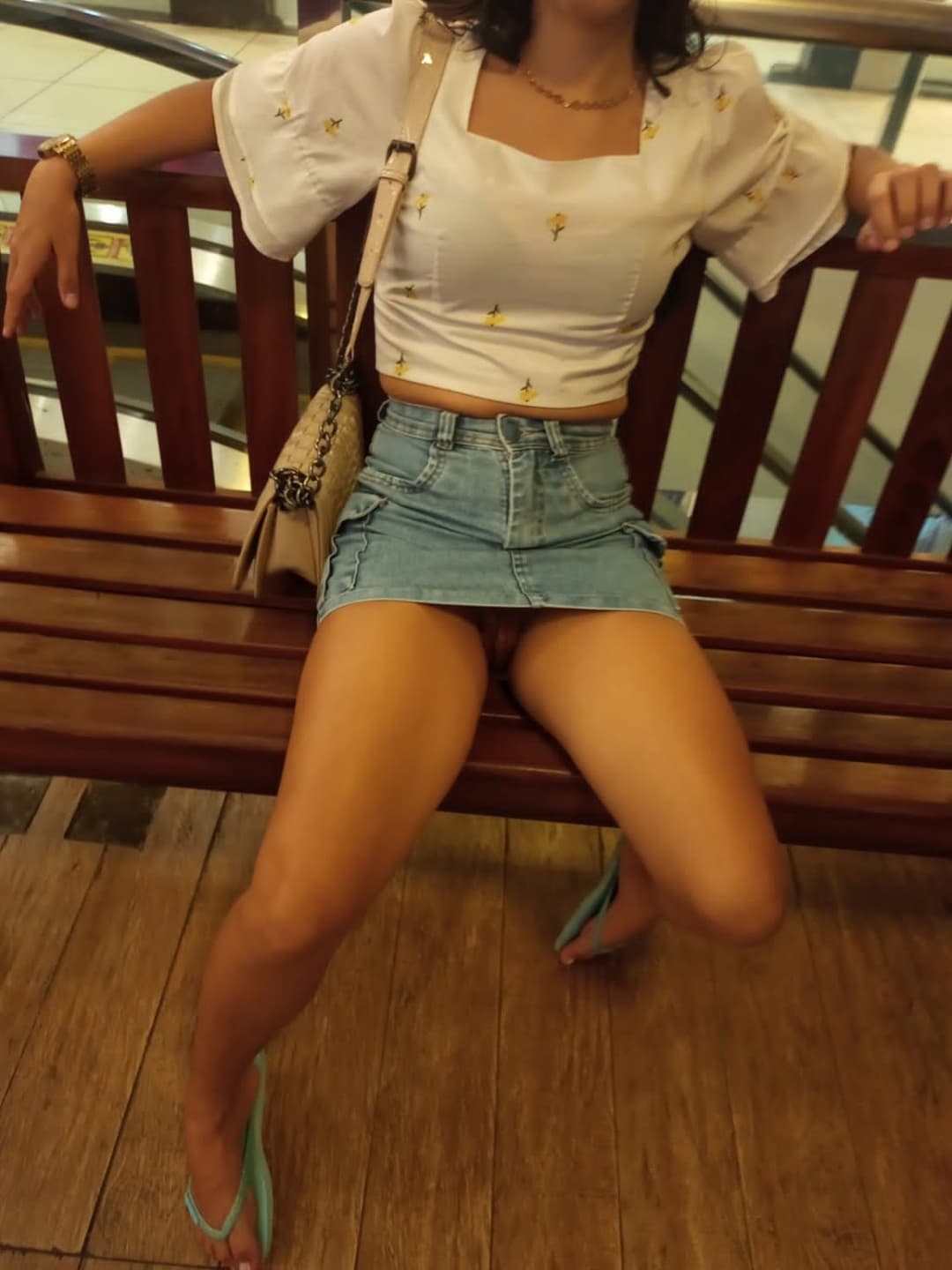 Magrinha sem calcinha em público