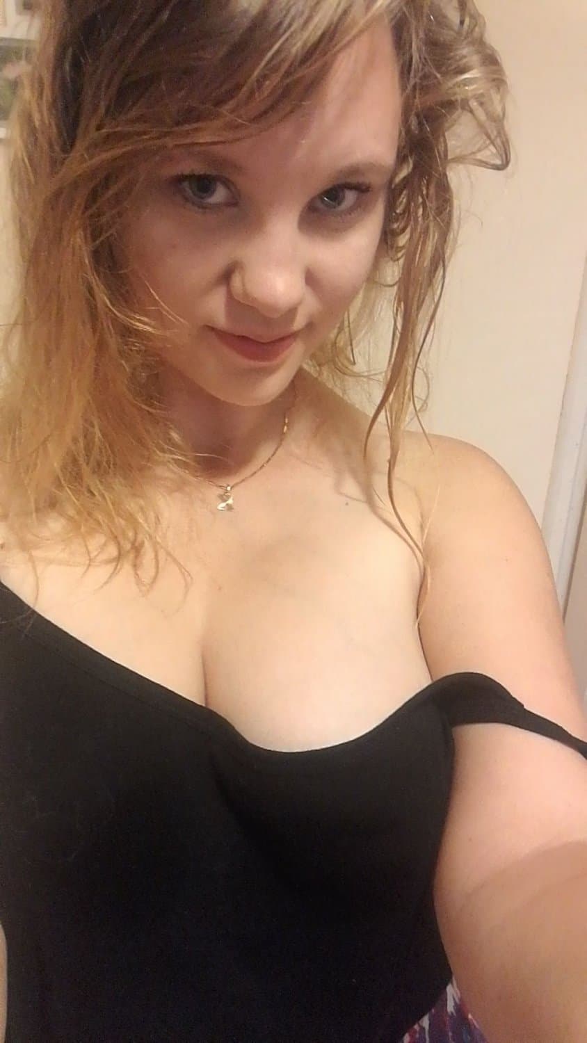 Cute foreigner Karolinka and her bangin natural curves! ?