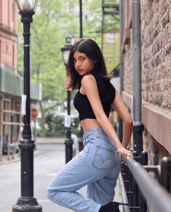 model slut Tora Rozario sucking black balls and photos