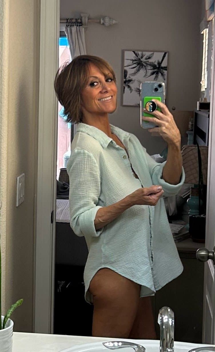 Classy mature AI beauty