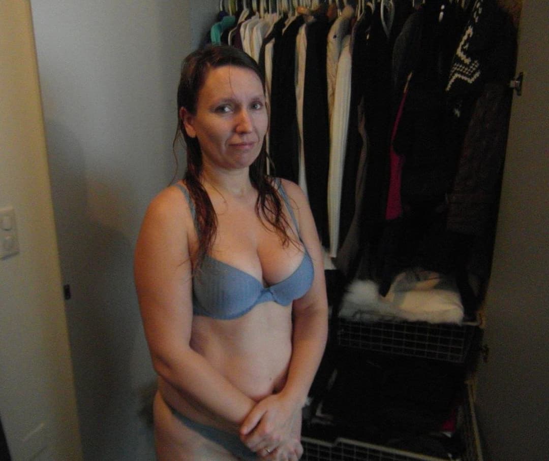 Sexy milf Nelia getting shown off