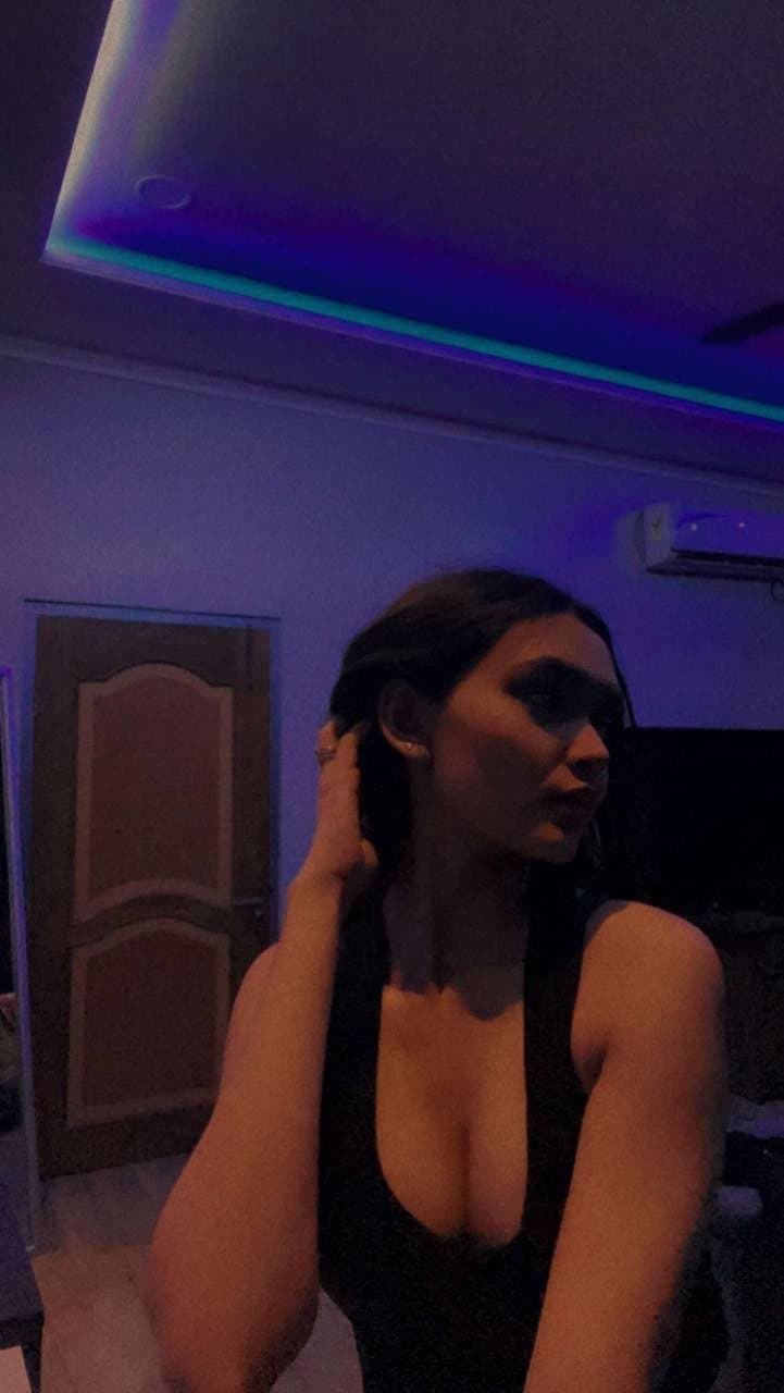 142 - Young Hot Desi girl massive nudes collection