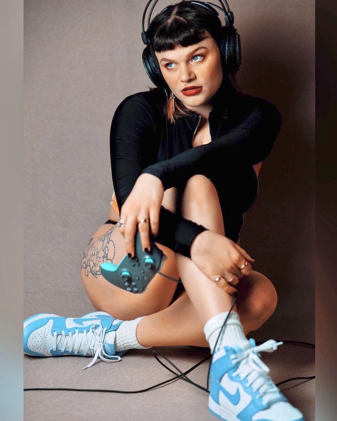 Click to view full size Fat Breasted Alt Girl