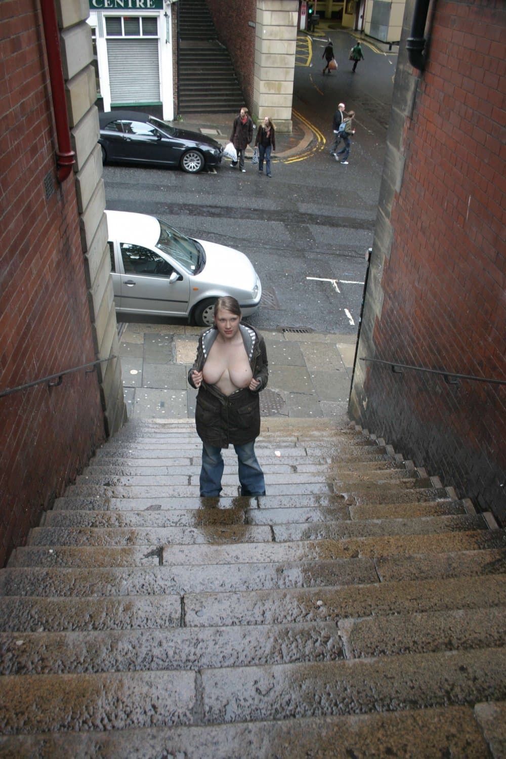 Amature in UK (001a): Baroness from Newcastle are naked outside