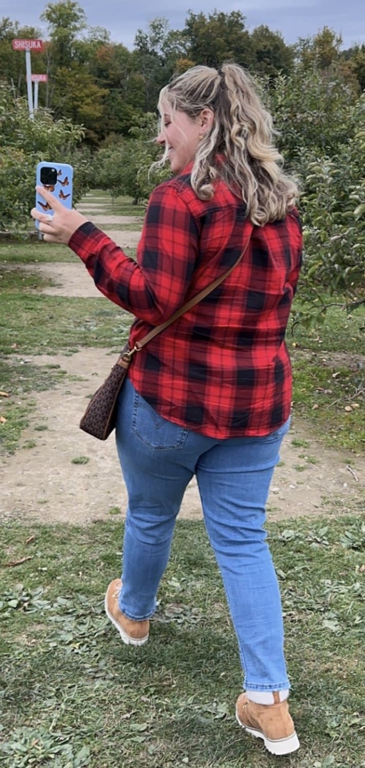 Chubby peaking pussy after shower, spread ass and feet BBW wife