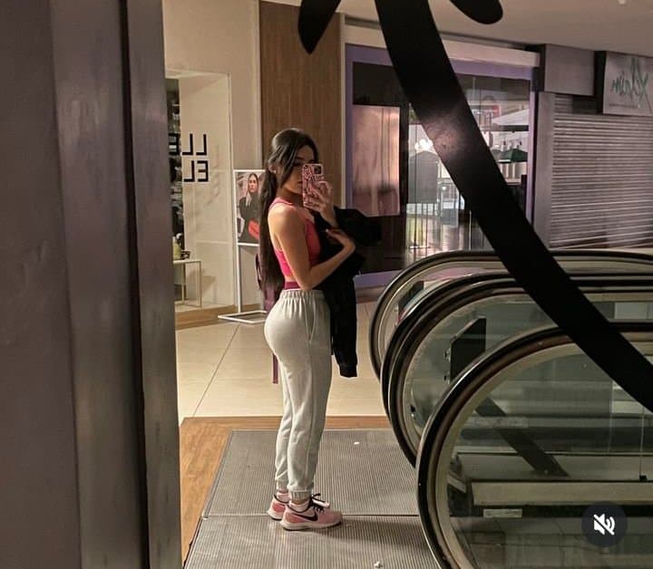 Teen slut loves to show her ass. Girl with fat ass, tight pussy and nice tits. (no nude)