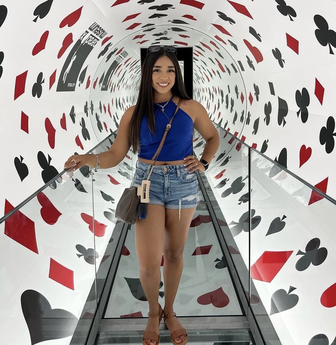 Click to view full size Latina with best legs and beautiful face no pull out game