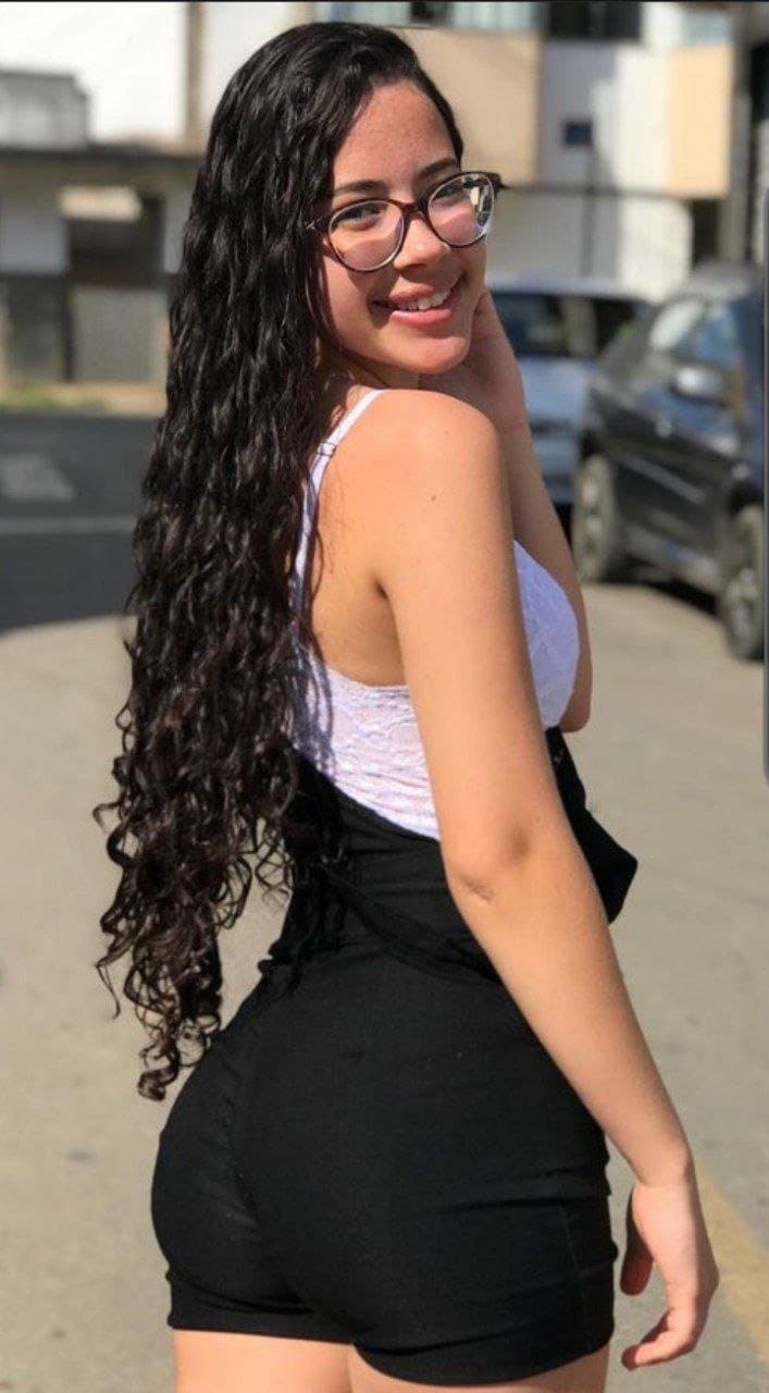 Prima safada mandando fotos e nudes para primo com tesão